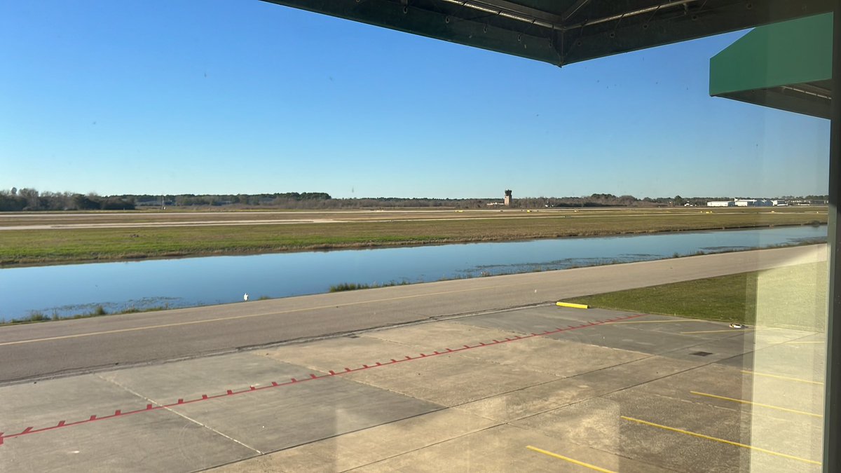 HTownEaglePhan's tweet photo. @SoberPilot @MSFSofficial A water runway up close, and two runways on the other side is the view from the living room window #kdwh https://t.co/401YSfGRVf