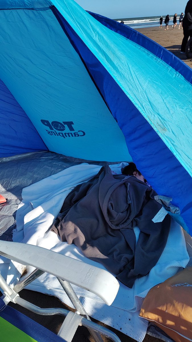 Le mandé a mi mamá una foto de mi hija durmiendo en la playa. A lo que, preocupada, me preguntó qué era "esa cara" a sus pies.
Mirando la foto nos quedamos tiesos. Rápido le pedimos que la "limpie" de toda entidad mala (a eso se dedica).
Terminamos de enviar ese audio y...(sigue)