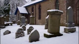 tourscotland's tweet image. Tour #Scotland 4K #Winter travel video Blog of snow by Parish Church and snow covered graveyard on ancestry, genealogy, family history visit and trip to #Lundie in #Angus This rural parish church, close to the suburbs of #Dundee dates to the 12th century tour-scotland-photographs.blogspot.com/2022/12/winter…
