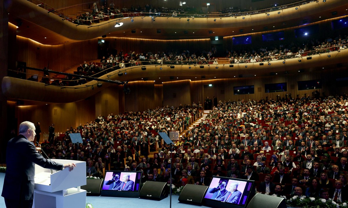 RTErdogan's tweet photo. Bu akşam Necip Fazıl Ödülleri’ni takdim ettiğimiz ilim, kültür ve sanat erbabımızı tebrik ediyor; şahsım, ülkem ve milletim adına her birine en kalbî şükranlarımı sunuyorum.                                                                                                           

İlim, edebiyat, kültür ve sanat alanlarında ekol haline gelmiş değerlerimizin vefatları, geride doldurulması çok güç boşluklar bırakıyor.

Yeni yetişen gençlerimizin üstatlarından devraldıkları emaneti hakkıyla taşıyıp daha da yücelterek kendilerinden sonrakilere en güzel şekilde teslim edeceklerine inanıyorum.

İşte bu noktada Necip Fazıl Ödülleri çok önemli bir rol üstlenmektedir.

Bu ödüllerle sadece büyük şairimize vefa borcumuzu ödemekle kalmıyor, aynı zamanda Türkiye’nin değerlerine de sahip çıkıyoruz.

Ödüllendirilen her başarının daha büyük başarıların müjdecisi olacağının inancıyla hüner sahibini takdir ve taltif etmeye çalışıyoruz.

Bu sene de ülkemizin geniş insan hazinesinden titiz bir çalışmayla yine birbirinden kıymetli, yetkin, velut isimlerin tespit edildiğini görüyoruz.

Bu güzel organizasyonun hayırlara vesile olmasını diliyor, Star gazetesiyle birlikte Kültür ve Turizm Bakanlığımıza, ödül jürimizin saygıdeğer üyelerine teşekkür ediyorum.