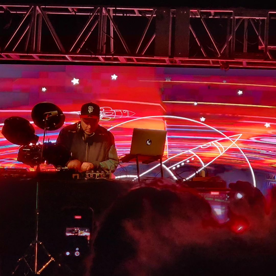 Just want to pause to express my deep appreciation for all of the love this year. A new album, a new tour, and many reminders of how blessed I am to make music for a living. Can't wait to see you all out on the road in 2024!  
📸<a href="/daviddbarajas/">@daviddbarajas</a> <a href="/dj_spliffy/">alex sanchez</a> @santicovs <a href="/vtzili/">Victor Tzili</a> on IG