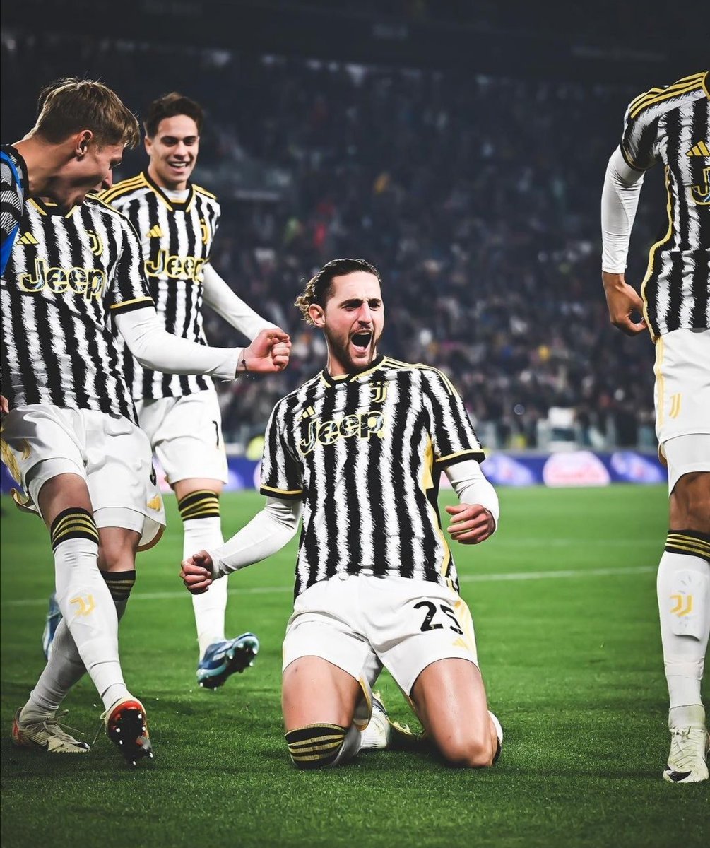 #JuventusRoma oggi la #TrinceaJuve chiude il 2023 senza dire le solite parole.. #cavallopazzo, #cortomuso, #pullman 😀...forza che ci siamo!!!

@vitosodano <a href="/gianper/">gianper</a> <a href="/VFrancavilla/">Valentina Francavilla</a> <a href="/mattscanna/">Matteo Scannavini</a> <a href="/matusa69/">Andrea Uggetti</a> @Contz <a href="/mikid303/">Michele Donati</a>