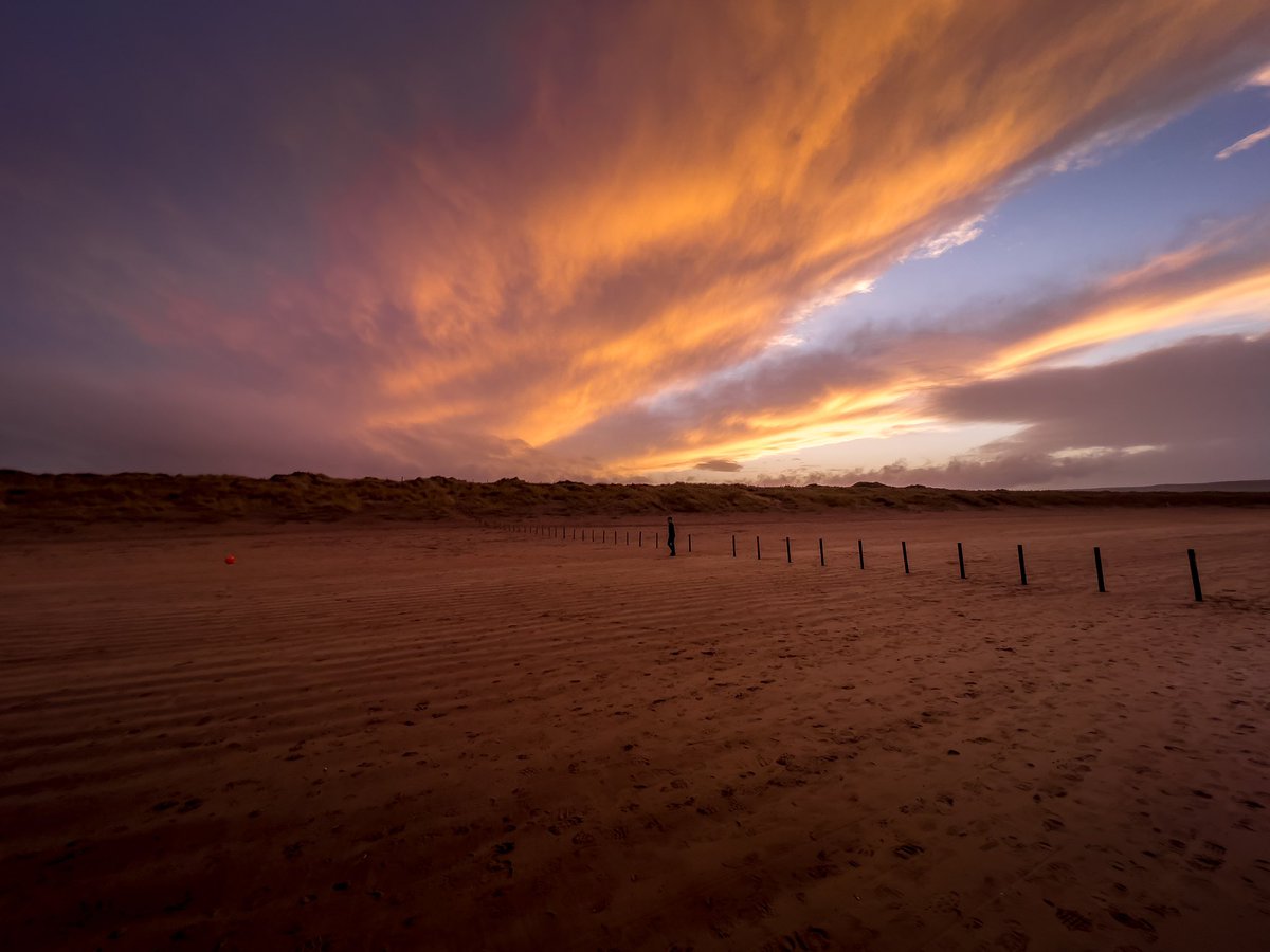 What amazing light at the end of today up in Portstewart Strand @WeatherAisling @WeatherCee @angie_weather @barrabest @itvweather @coolfm @Louise_utv @utv @BelTel #sunsetphotography #sunset @NationalTrustNI @nationaltrust @metoffice @bbcweather @weatherchannel