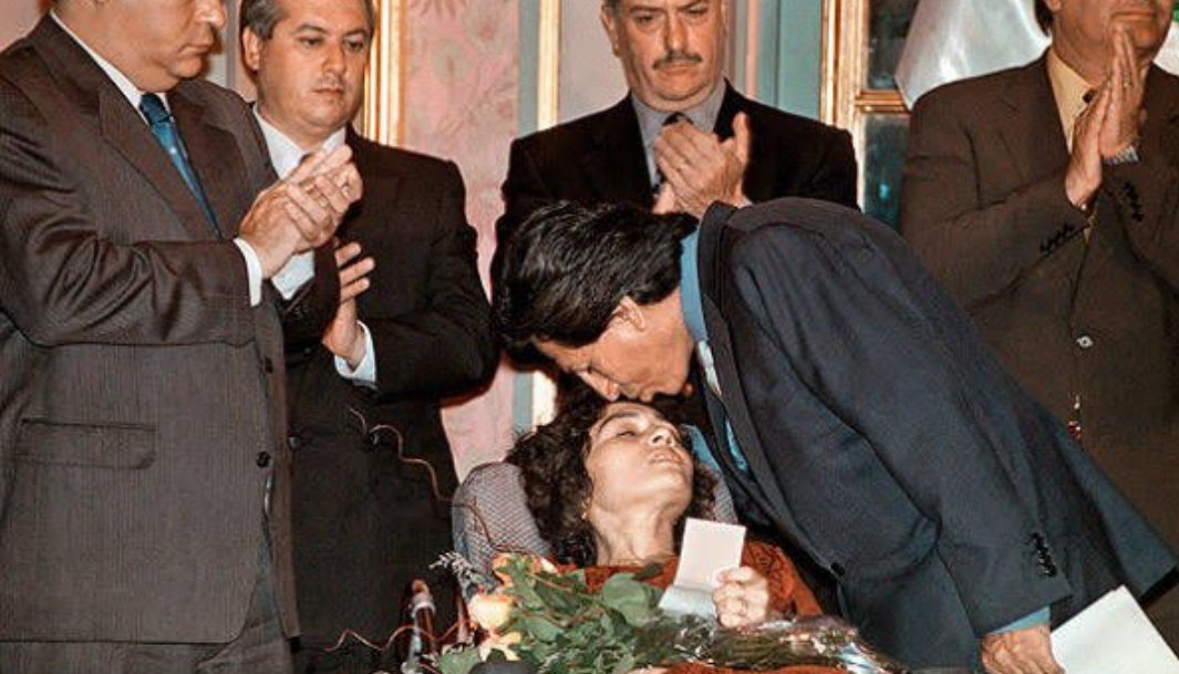 PianoNocturno's tweet photo. LA SUFRIENTE

En escena está Toledo
quién tiernamente en la frente
da a Leonor, la sufriente
un beso y nos mete el dedo
pues sin importarle un bledo
le abona a la "torturada"
en cheque, la millonada
que por gemir y mentir
tuvo a bien el convenir
se pague a la caviarada.

#Toledo #CaviaresNuncaMás #LeonorLaRosa