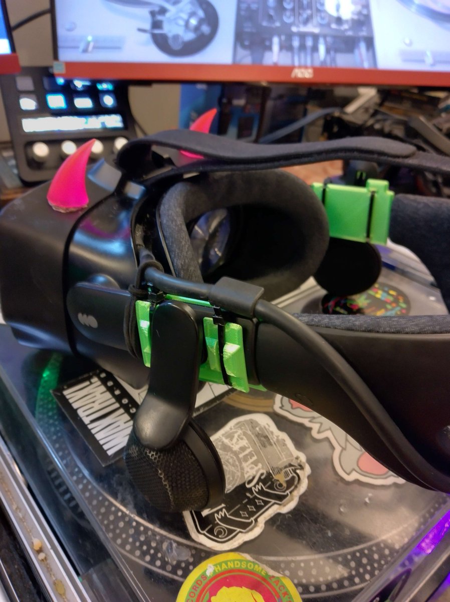 NecroNeko5's tweet image. #valveindex strap not broken yet but my little clip did so I just decided to fix the problems ahead of time hehe