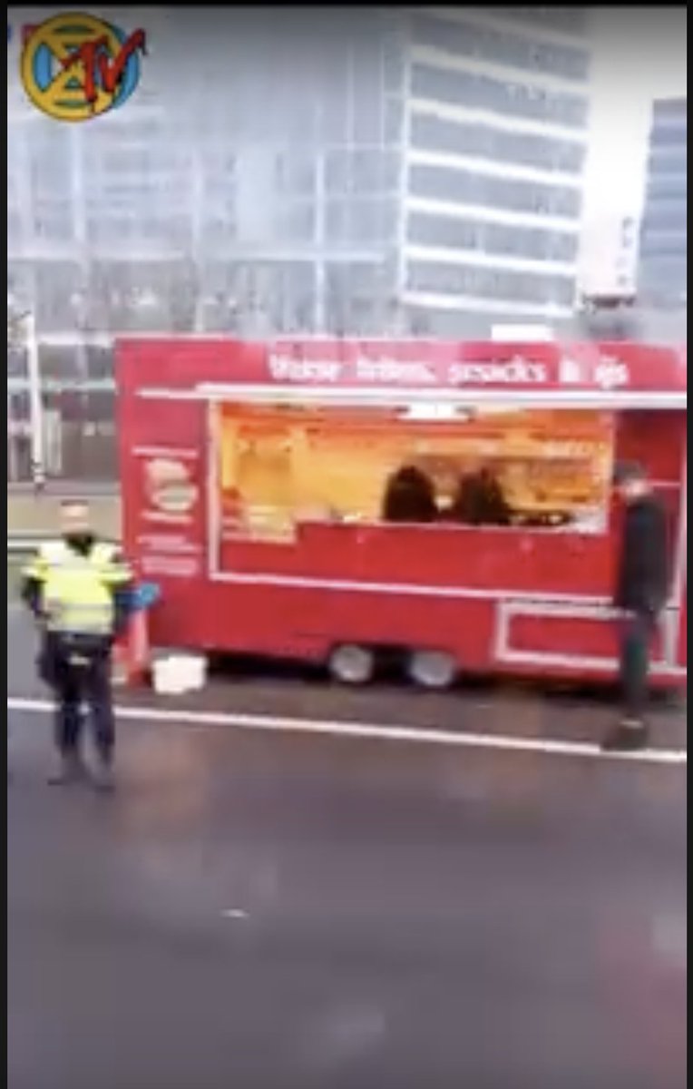 Verrassend: de politie had op de A10 vandaag een frietkraam voor zichzelf geregeld.
