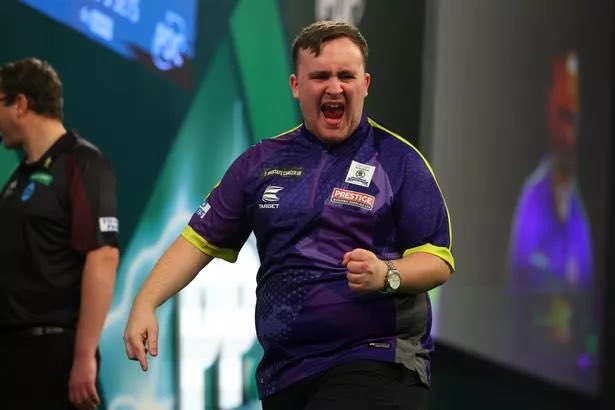 Giggs_'s tweet image. J’ai 26 ans et ma nouvelle idole est un gamin de 16 ans, gras comme un cochon, qui lance des trucs pointus sur une cible circulaire…