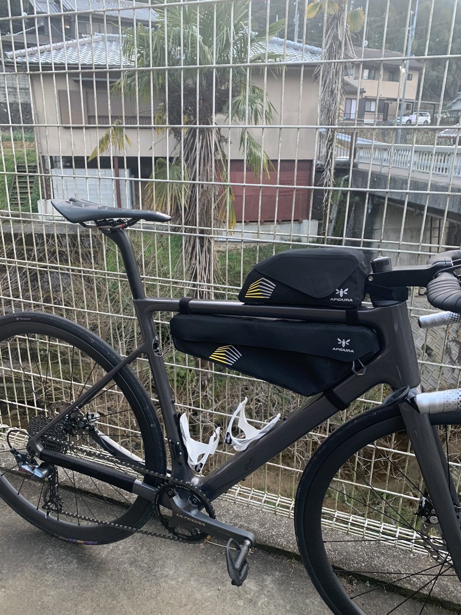 goobamboo's tweet photo. GHISALLO GE110のいいところ

こんなライトパッキングで1泊2日の快走ツーリングをイメージしている方が多いのではないでしょうか　
きっちり予備機材も積載して安全安心な快走ツーリング
パッキング状態でなおカッコ良し

快適より快走　

#ghisallo 
#ge110
#ロードバイク  
#ghisalloge110 https://t.co/4RIFZvVZLZ