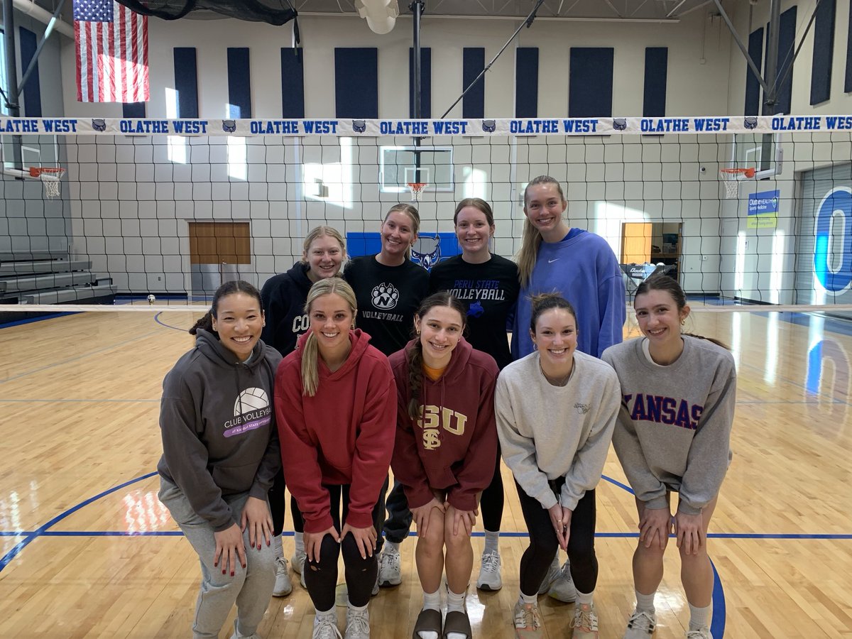 Former Owls (and soon to be graduates) in the Nest today!

Fun catching up and playing some volleyball together like old times.
Until next year!
💙🩶💙🩶