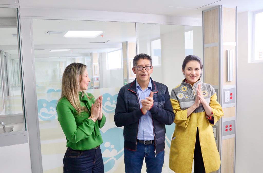 RamiroBarraganA's tweet photo. ¡Llegamos a Sogamoso! Trabajamos hasta el último día de nuestro gobierno por la vida y la salud 💪🏻

Aquí, en el Hospital Regional ya están listas las 14 unidades de cuidados intensivos que construimos conjuntamente con la ESE. 

Invertimos más de $4.426 millones en esta obra para cuidar la salud de muchos boyacenses🏥.

A cada provincia llegamos con inversiones para mejorar la atención y la calidad en la prestación de servicios de salud. 

Vamos cerrando nuestro gobierno con la satisfacción de dejarle a Boyacá nuestro corazón en cada obra 💚. 

#MilObrasParaLaVida