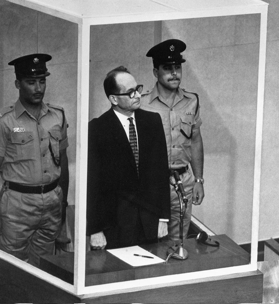 El 11 de abril de 1961, en Jerusalén, comenzó el juicio televisado contra Adolf Eichmann, uno de los responsables del Holocausto. A través de una cabina blindada escuchó los testimonios y cada uno de los 15 cargos que le imputaban. Su tranquilidad asombró al mundo.

[Abro hilo]
