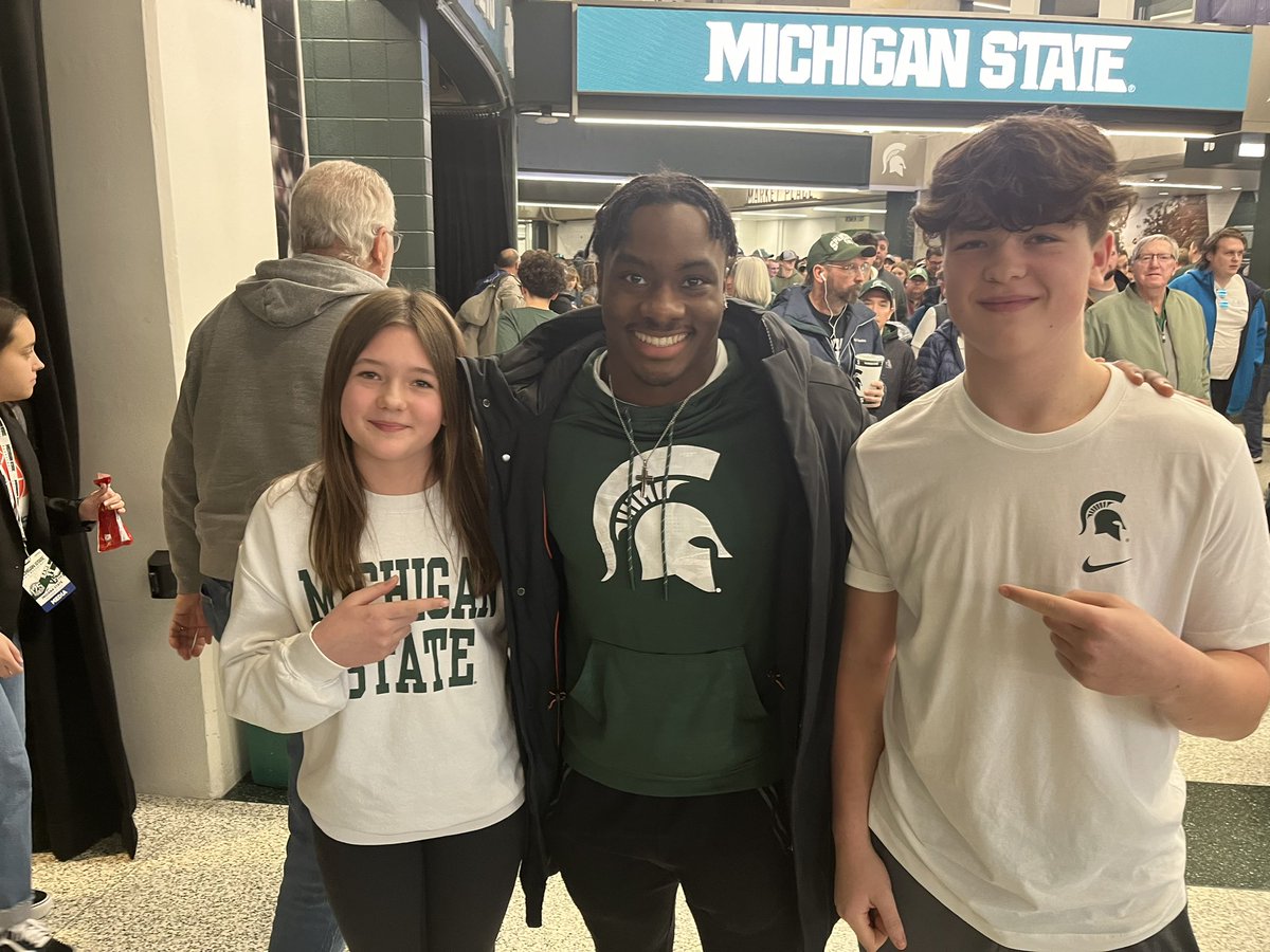 Carter and Avery got to meet @_natecarter5 today! Such a nice guy! We were all pumped! Go Green! 💚🤍