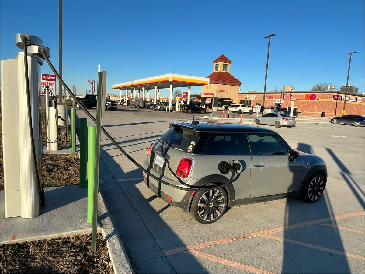 Great @RateYourCharge check in for @ChargePointnet at the Shell gas station + truck stop in Cameron, MO. Great facility with a food court including Ben’s Soft Pretzels, Baskin Robbins, Dunkin Donuts, & Godfather’s Pizza. And a Wendy’s on the other side.