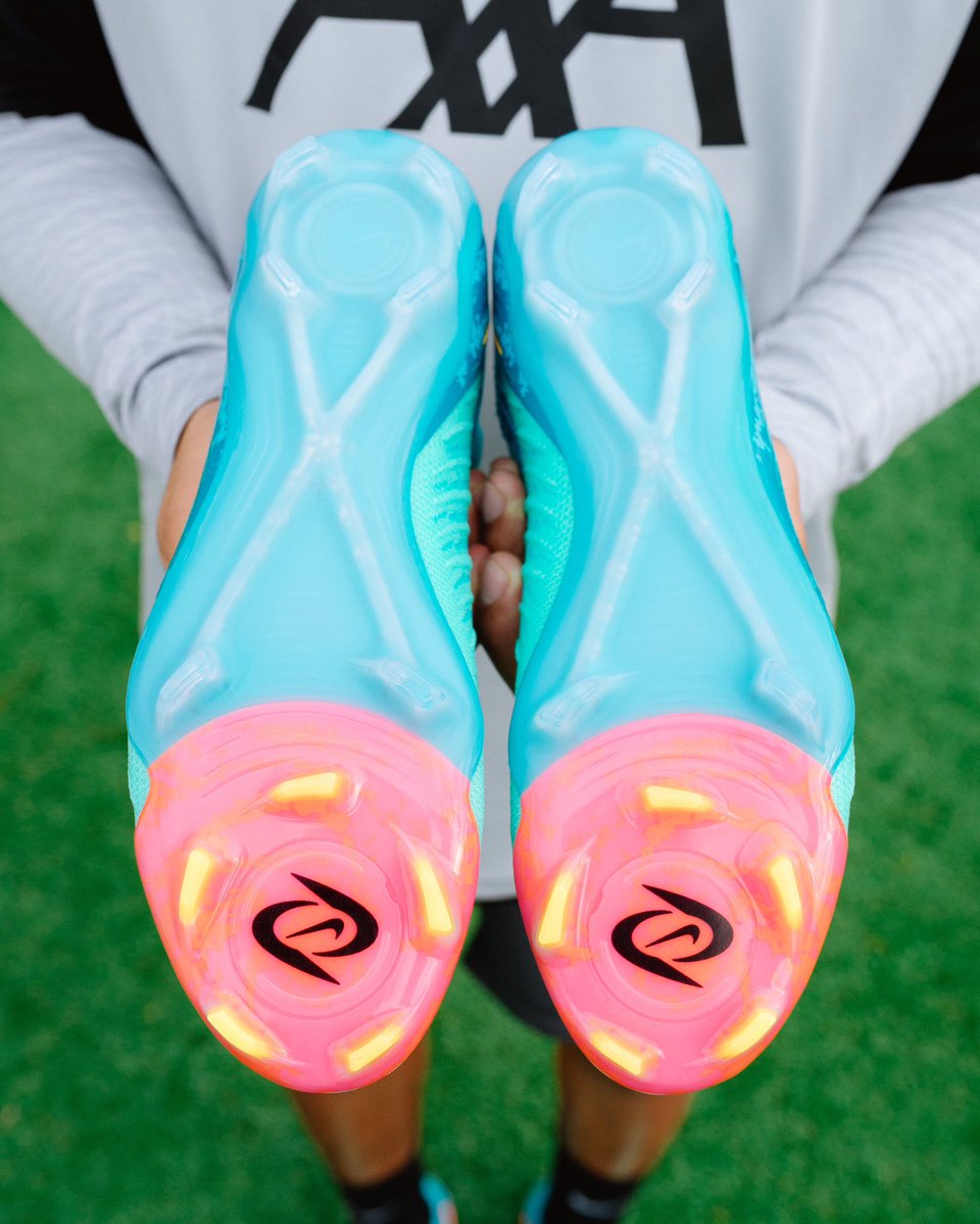 Storm Chaser 🌪️ @nikefootball drops the new Phantom Vortex Pack