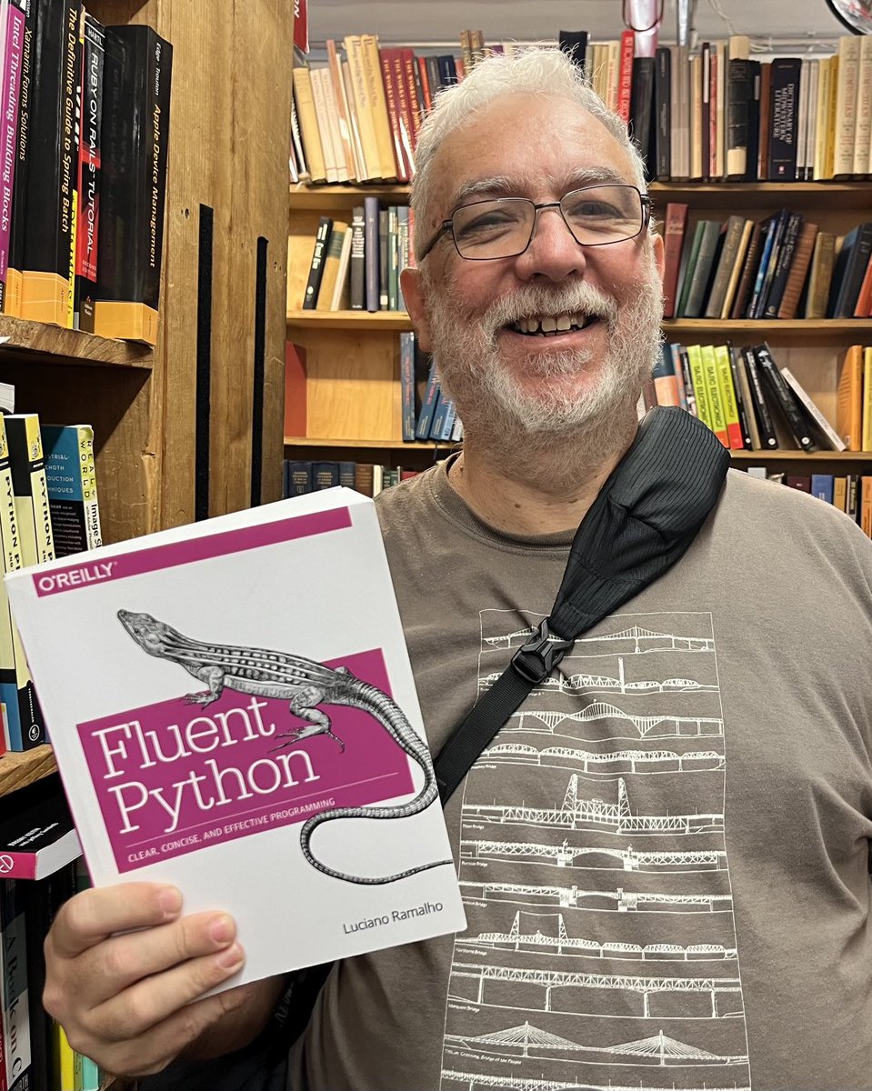 Mamãe declarou que essa foi a melhor foto de 2023.

Eu segurando exemplar usado do ⁦<a href="/fluentpython/">The Lizard Book</a>⁩ no porão da livraria Strand em NY