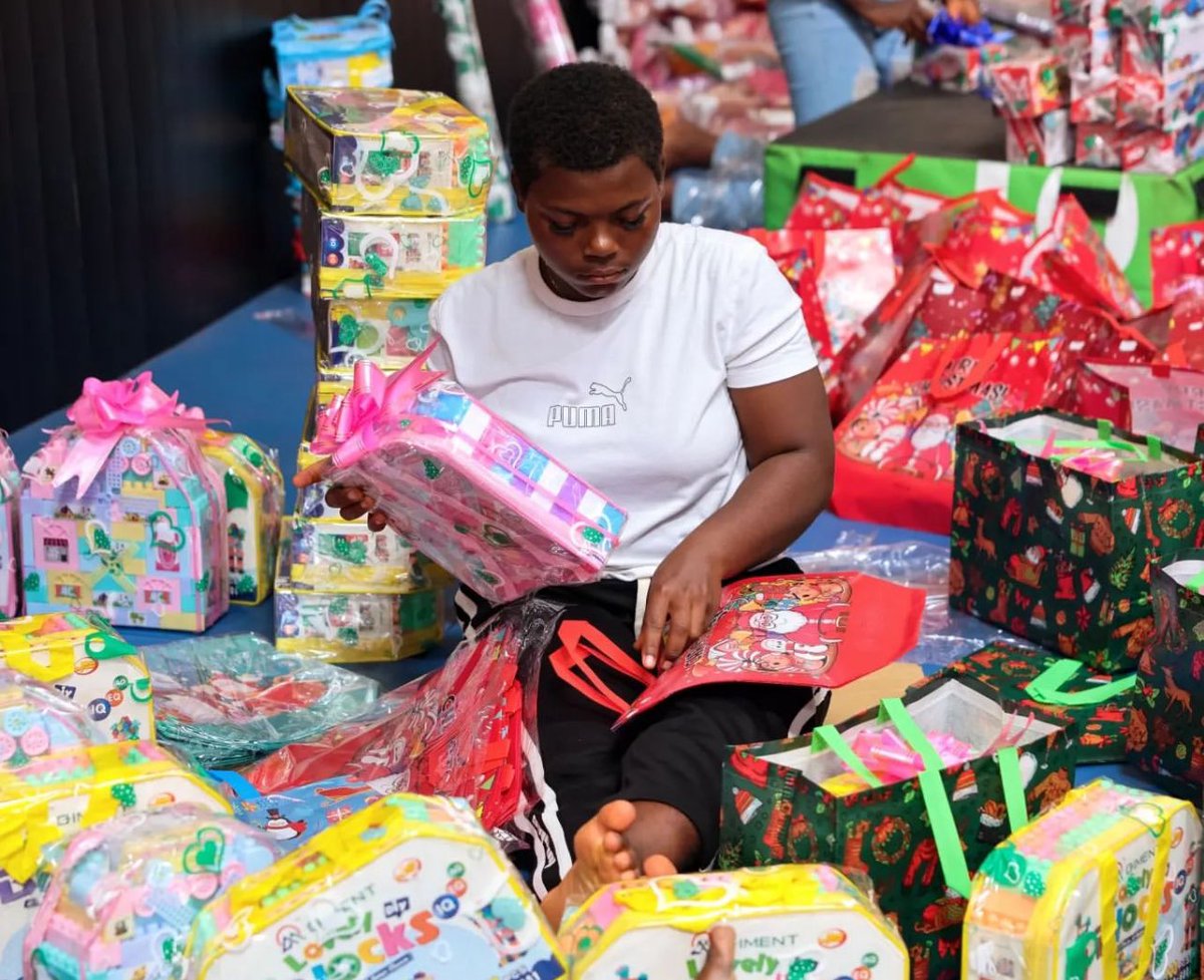 AllezLesLions's tweet photo. 🔴 La Fondation Francis Ngannou a offert des cadeaux à 1342 enfants pour les fêtes de fin d’année.
The Predator en personne s’est chargé de la remise des différents lots. 🎁🇨🇲

📸 @francis_ngannou https://t.co/WdtMebvwl1