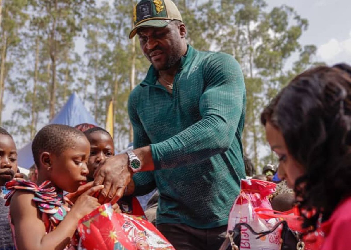 AllezLesLions's tweet photo. 🔴 La Fondation Francis Ngannou a offert des cadeaux à 1342 enfants pour les fêtes de fin d’année.
The Predator en personne s’est chargé de la remise des différents lots. 🎁🇨🇲

📸 @francis_ngannou https://t.co/WdtMebvwl1