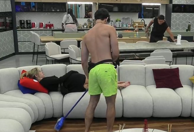 staylvnder's tweet photo. me van a re caer por lo que voy a decir pero por los motivos que sacamos a axel también tenemos que sacar a denisse. NO PUEDE SER QUE SE LA PASE TIRADA

#GranHermano https://t.co/mv1R0ZhQjJ
