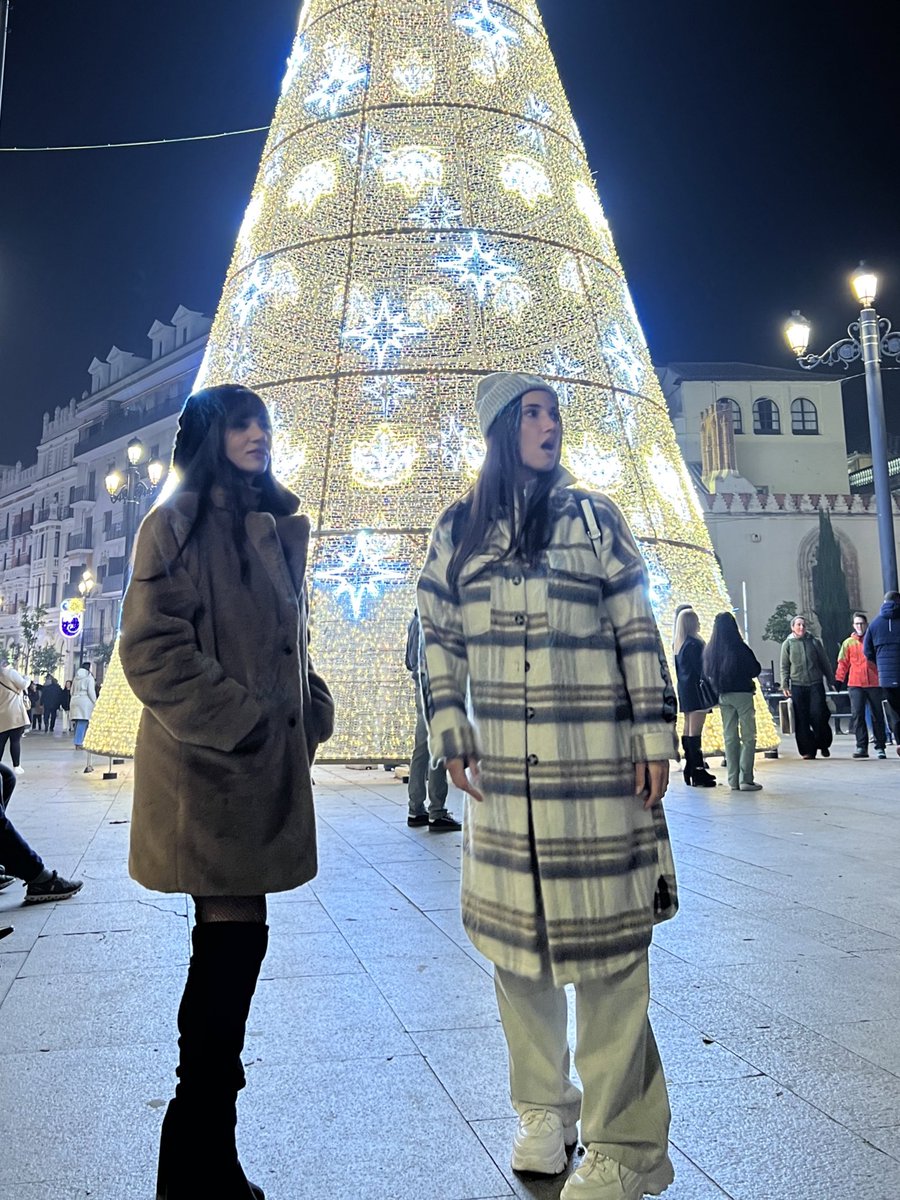 Voy paseando por Sevilla esta noche junto a mi familia, me paro a echarme una foto con mi hermana y, de repente, escucho a una chavala cantando 90 minutos, con una voz preciosa, en la calle sola y me entraron muchas ganas de arroparla un poquito con mi voz. Me acerqué a ella y🧵