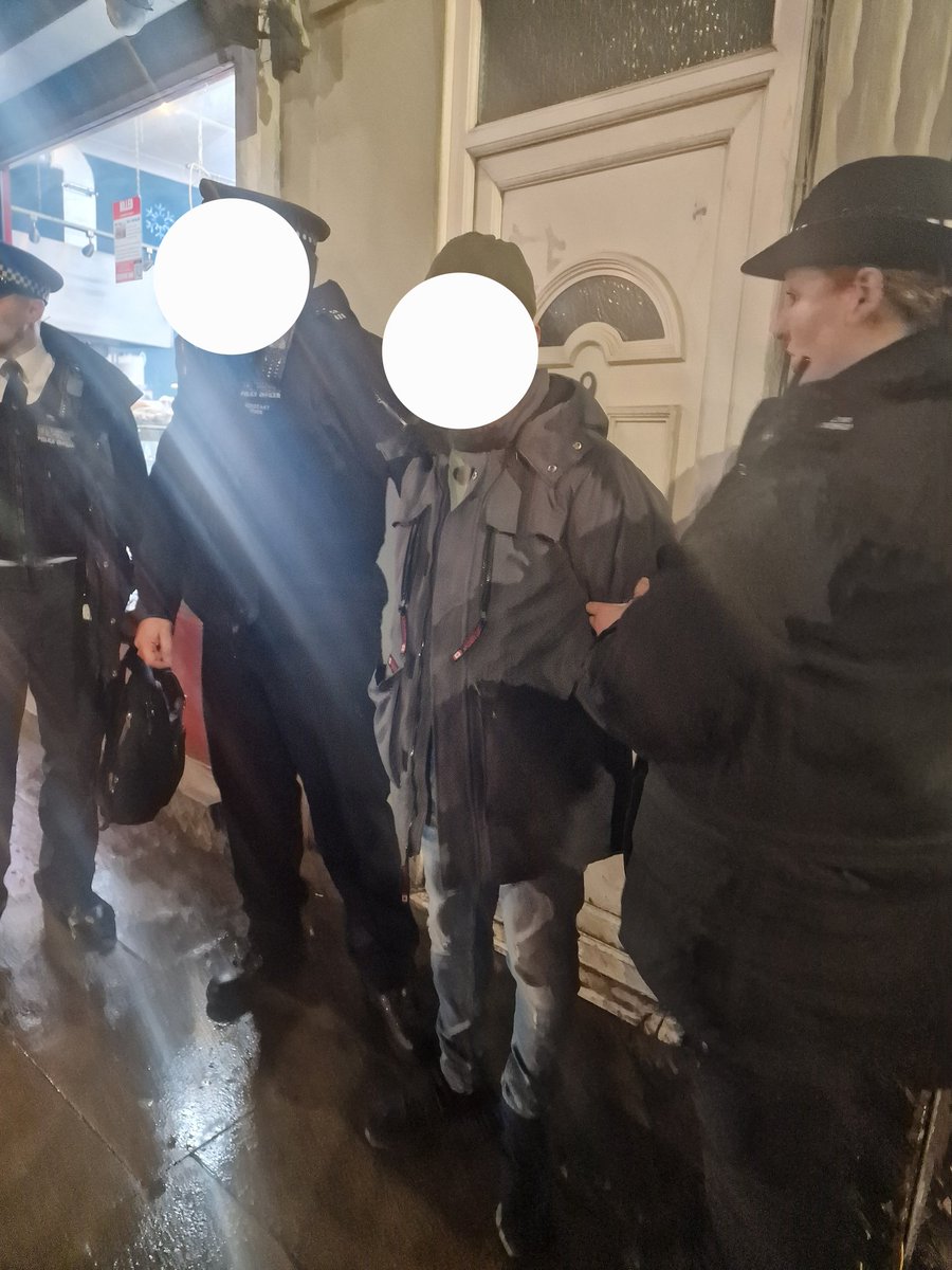 We have been busy again this evening. Male arrested on Blackstock Road at 5.30pm. At 7.40pm a group of males came to our attention due to their suspicious behaviour and ran into Finsbury Park. A 2nd male was arrested at 7.40pm. Both wanted by Immigration services #ZeroTolerance