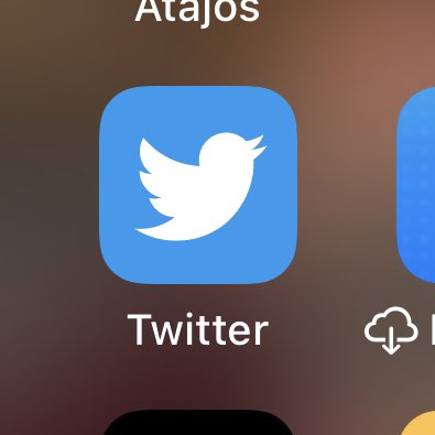 carlospeguer's tweet photo. llevo sin actualizar la app desde q elardo musko la cambió pero ahora ya no funciona el buscador ni las citas ni nada 😭 fue un hermoso viaje mantener el pájaro azul, nos vemos al otro lado https://t.co/DRDpuTaKgx