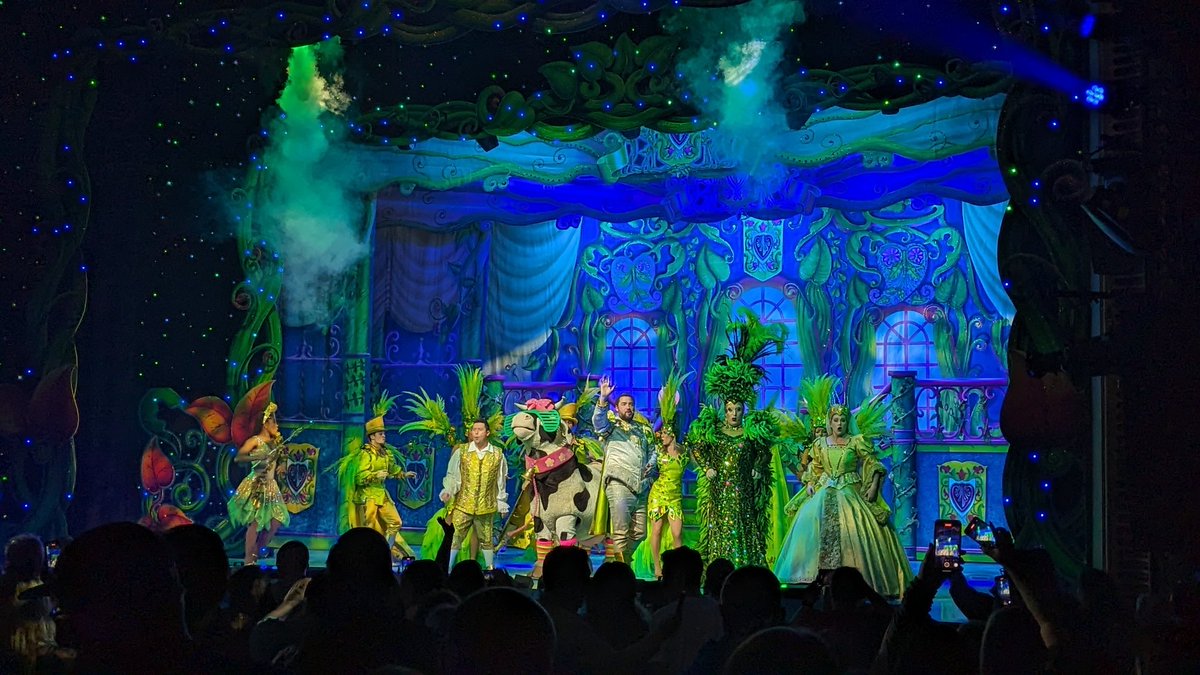 Another year, another amazing panto at @PalaceAndOpera watching Jack and the Beanstalk with @JasonManford @realbennickless @myradubois @Samara_Cass @Williamstweet 👍💯 #PantoSeason #FamilyTime