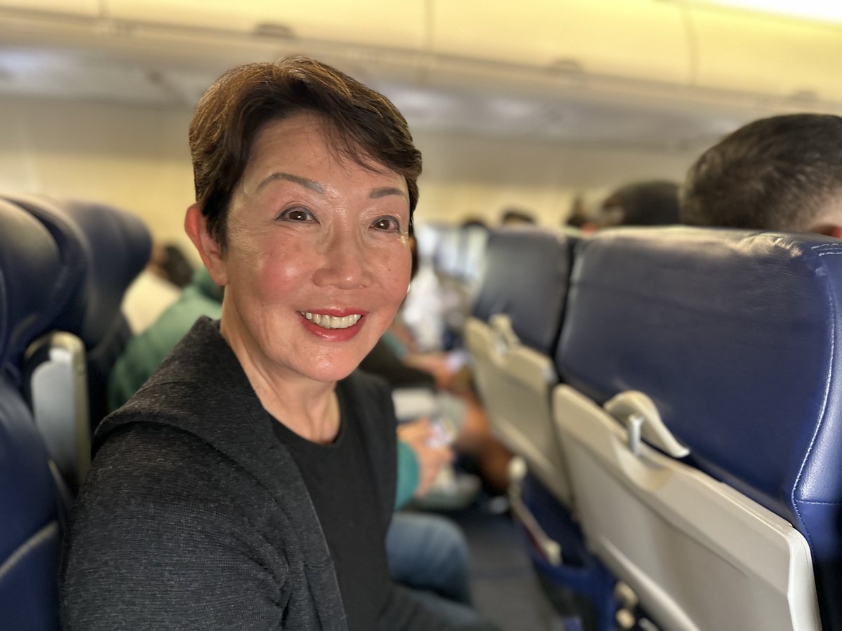 I boarded my Southwest flight, made eye contact with this woman, and knew I needed to sit next to her. Meet Vera, a champion pistol shooter. We talked for 3 hours. I spent 10 hours weaving her stories together. Over time, I’ll share them in this thread. “I won 8 national…