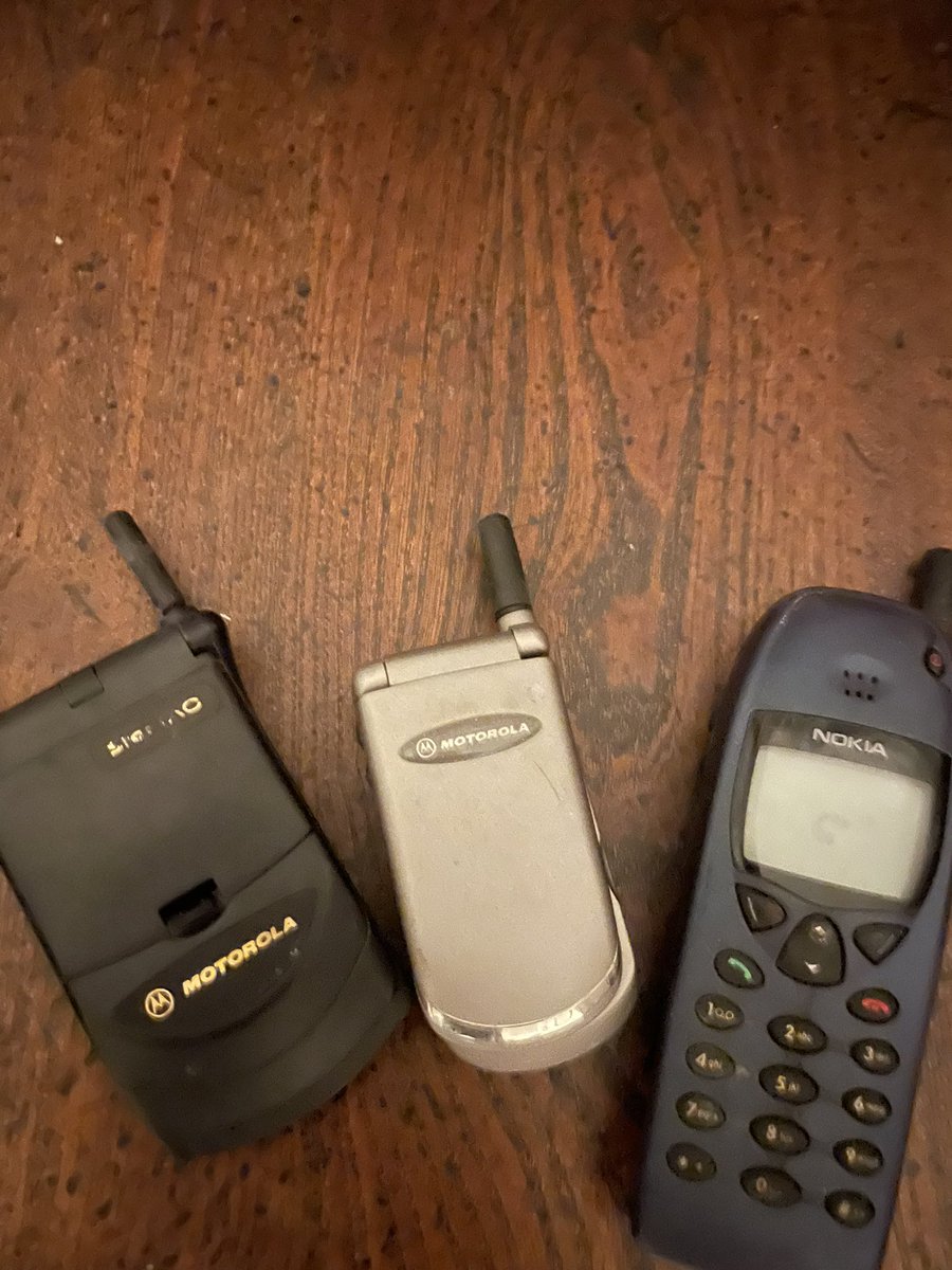 whitchurchdavid's tweet photo. Might revive one of these old ones. I’m sure the battery lasted longer than iPhones 🤷‍♂️ https://t.co/5OgAx5g384