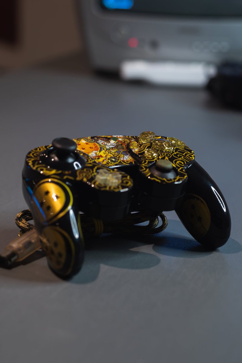 JLeesCustoms's tweet image. The final of the 3 december drops.

A beautiful piece that has reappeared on the market!!!

Comes with:
-Shell by @Kubbymo❤️‍🔥
-Snapbackmodchip
-Digital Triggers
-Tactile-Z Button
-Paracorded Cable
-Resin Casted Buttonset

DM if interested

#Gamecube #Customcontroller #SmashBros