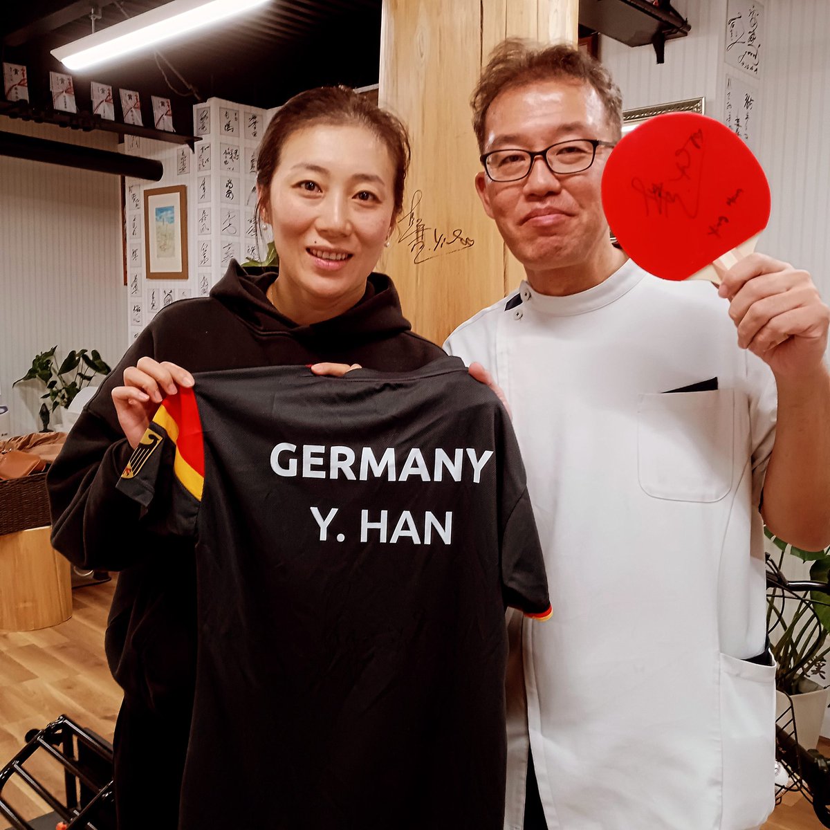 ito_dmjadm's tweet photo. 卓球、世界ランキング8位のハン・イン選手が治療に来てくれました🏓
とても、穏やかな素敵な笑顔の選手でした🎵#卓球 #世界 #ハンイン  #伊藤秀雄  #クローバー鍼灸接骨院 #名古屋市東区筒井三丁目 #鍼灸 #マッサージ #スポーツトレーナー #プロスポーツトレーナー https://t.co/8DvXDgiejd