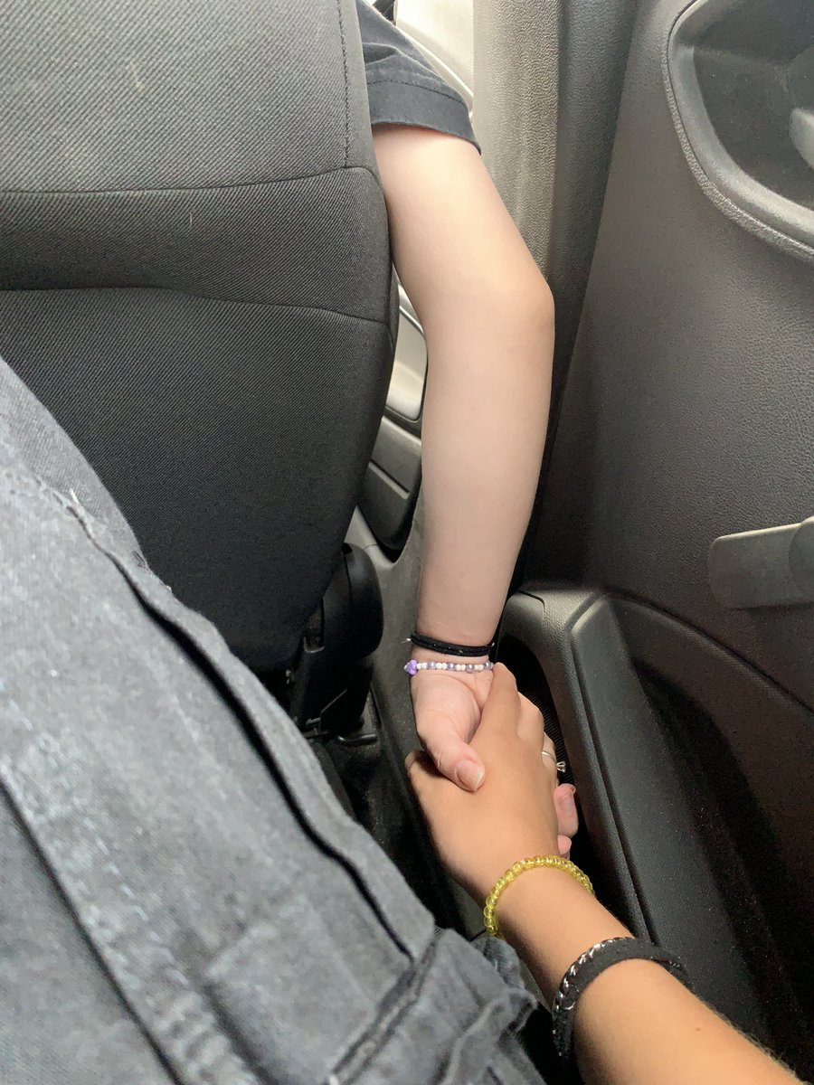 ilyceliastgf's tweet photo. a dependência emocional mds sentada na minha frente com a mão pra trás https://t.co/KYtIGgwpXq