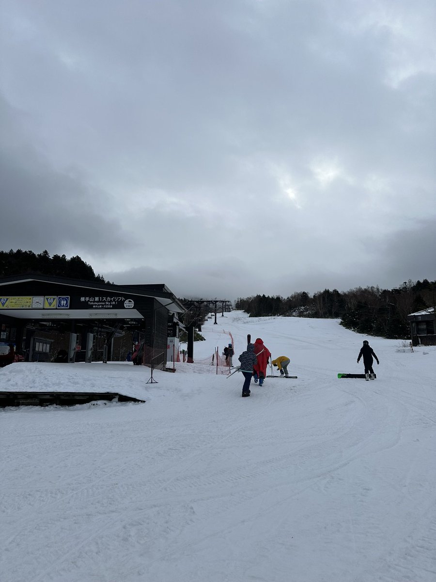 2023年最後の日となりました。
本日の天気は第一付近は雨、それより上は雪に変わっています！
皆様の滑り納めお待ちしております！