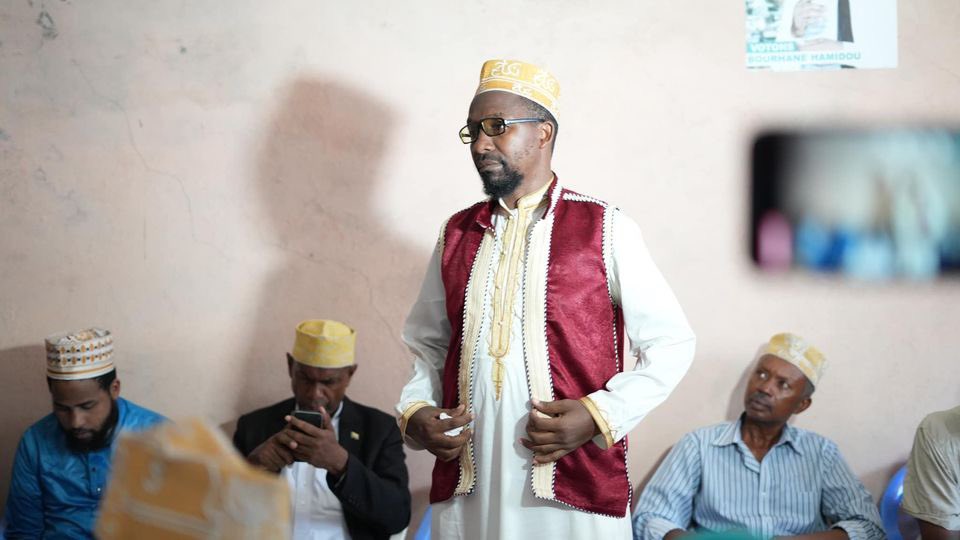 hamidoubourhane's tweet photo. Rencontre avec notre équipe de campagne à #Domoni, #Anjouan.
Objectif: motiver une participation massive aux élections le 14 janvier. Chaque voix compte pour le changement aux #Comores.
Ha wontsi yatru, ri so para ushindzi!
Plus d'infos sur: https://t.co/hURIcUHz5t https://t.co/qOwCTRKip7