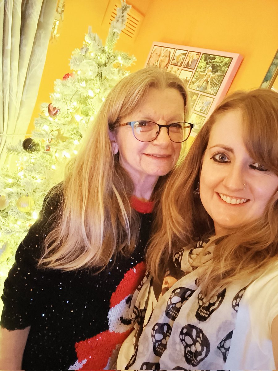 Panzyy's tweet photo. 🎄🐴🥂 Christmas festivities! 🥂🐴🎄 #ChristmasEve #Christmas2023 #BoxingDay https://t.co/jerpQRxCLV