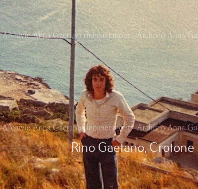 Cercando tra le foto di famiglia, ritrovo questo scatto di zio appena ventenne nella <a href="/CittadiCrotone/">Città di Crotone</a>
Sarà omaggiato durante il Capodanno di <a href="/RaiUno/">Rai1</a> presentato da #Amadeus e trasmesso proprio dalla sua città natale. 
#lannocheverrà
#rinogaetano