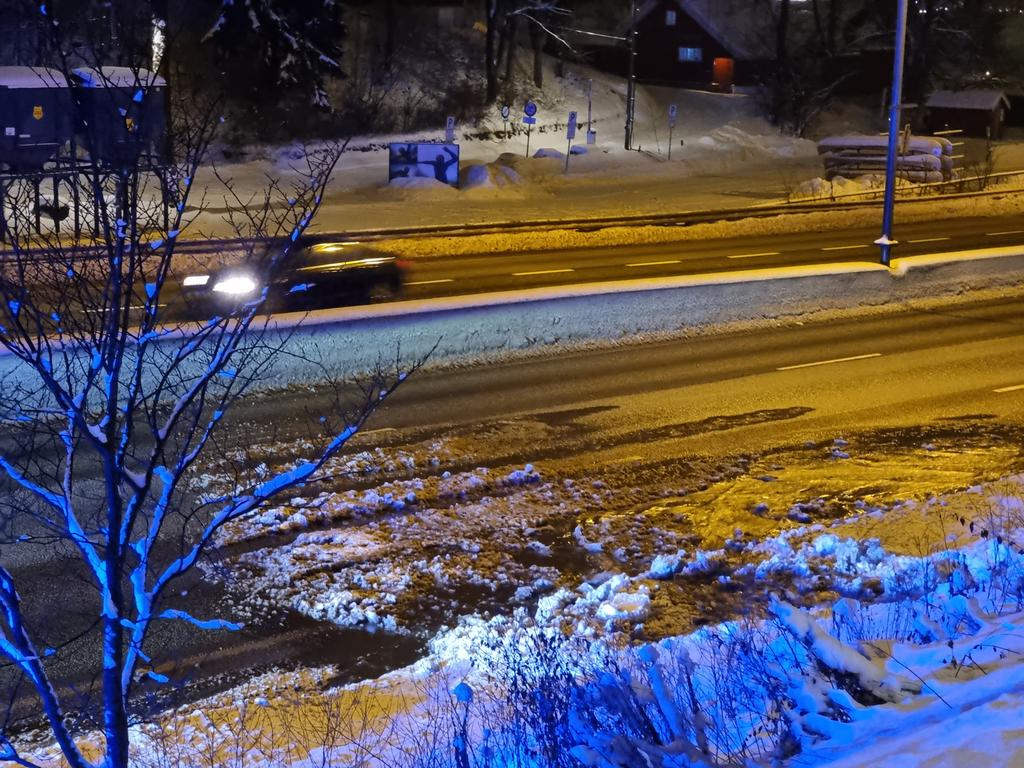 KristofferFoto's tweet photo. @oslopolitiops "Vannet har nå funnet veien ned på E18 utgående, vi er på vei for å sperre 2 av 3 felt da det er mye vann i veibanen. Det er stor fare for vannplaning" https://t.co/uVx5rGLZlq