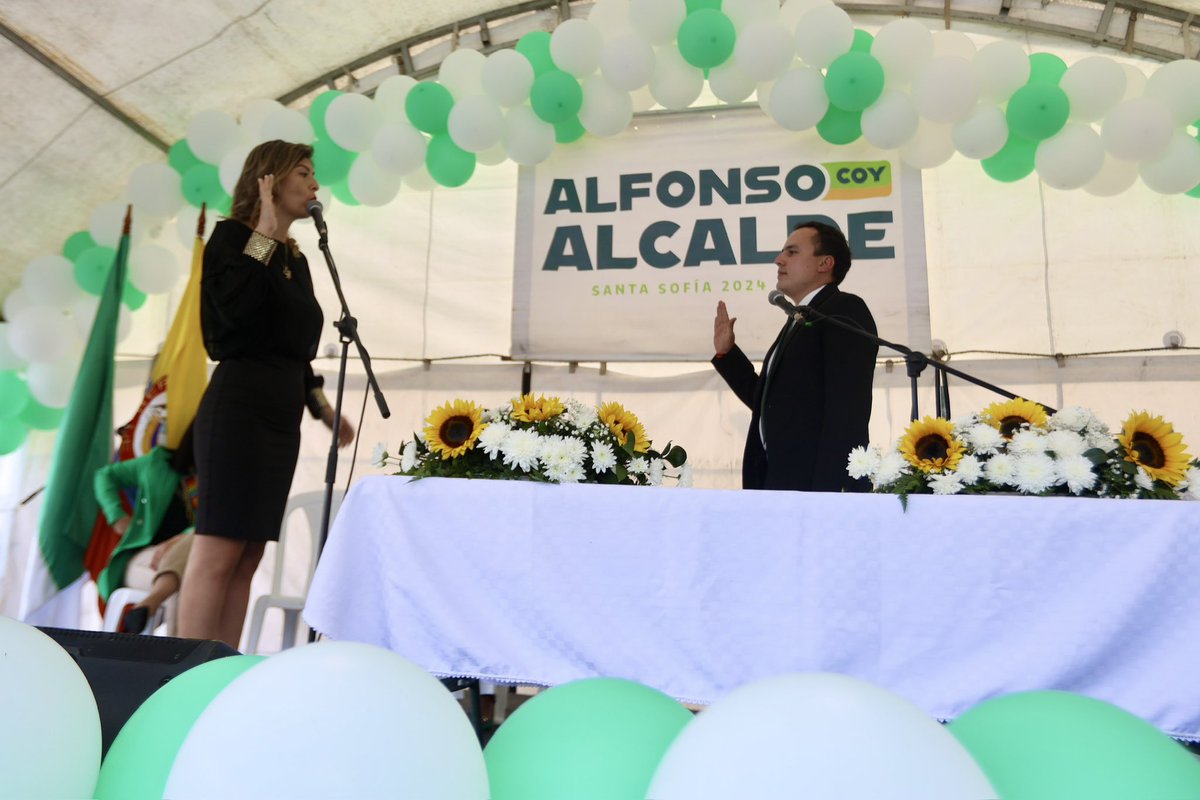 CaroEspitiaJ's tweet photo. 🌻En la vereda Guatoque de Santa Sofía, acompañamos a Alfonso Coy, estimado amigo y gran ser humano que hoy asume el cargo de alcalde en esta hermosa población

Él, estará respaldado por un sólido equipo que no durará en esforzarse por brindar bienestar a la población sofileña.🧑‍🌾 https://t.co/KCz2WJDpjw
