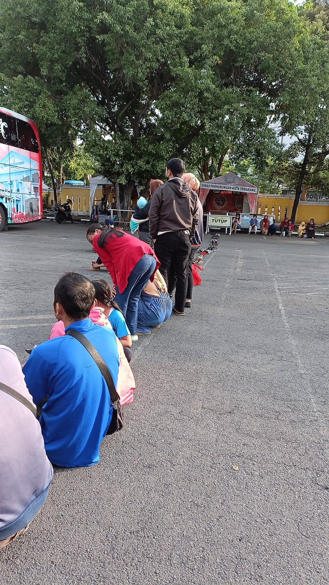 daniaku7's tweet photo. Musim liburan, antrian sandal sudah mengular demi bisa naik bus denok kenang dan si kuncung muter-muter semarang @mbakITASMG https://t.co/Xn8vvoqgxo