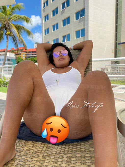 Minha rainha aproveitando o Sol na piscina do hotel e percebeu os olhares de um macho e como uma verdadeira