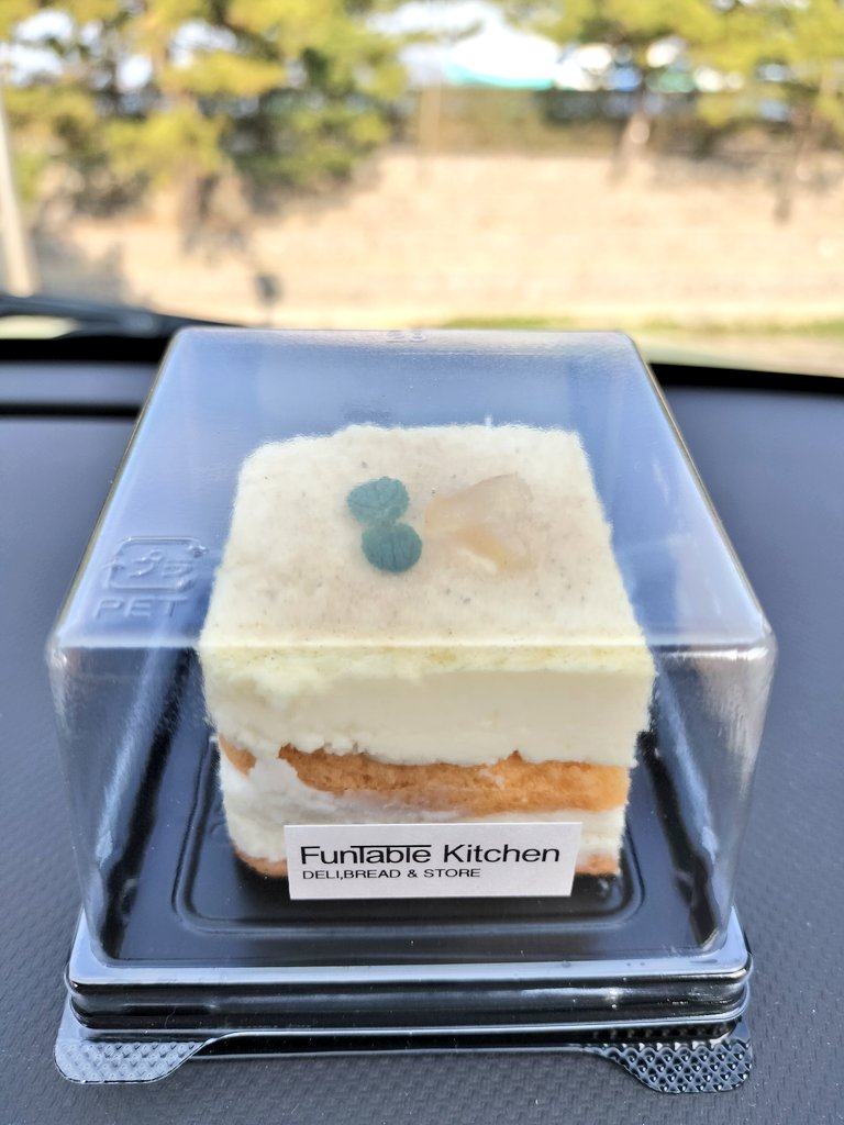 geshi70394634's tweet photo. おしゃれな惣菜屋さん?で、ケーキをゲット
#funtablekitchen https://t.co/imQrITbtbv
