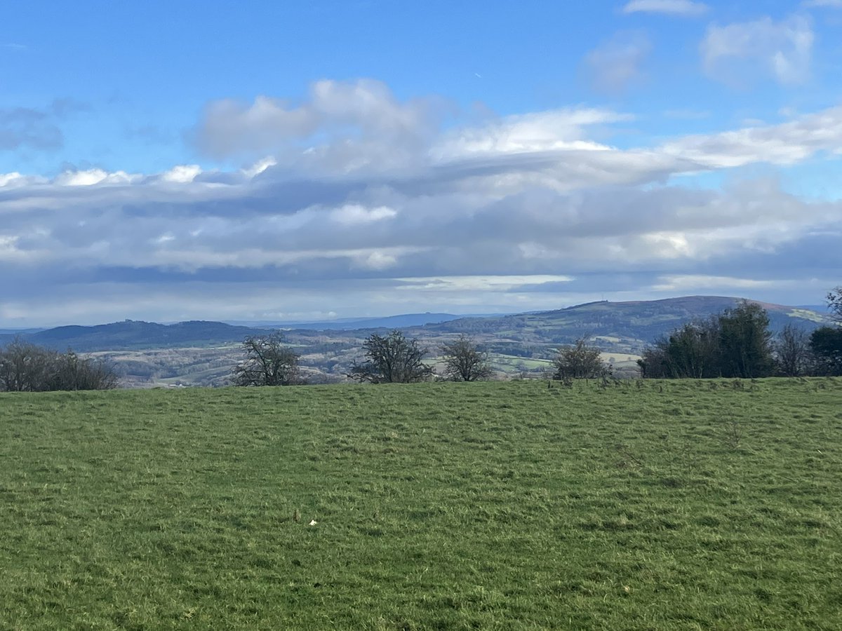 ThePubChampion's tweet image. Visited a couple of great country #pubs in south Herefordshire after a walk on Mynydd Ferddin 🥾⛰️🍺

No self respecting country walk
exists without a pub visit (or two!)

#pubwalks 

themountainguide.co.uk/england/mynydd…