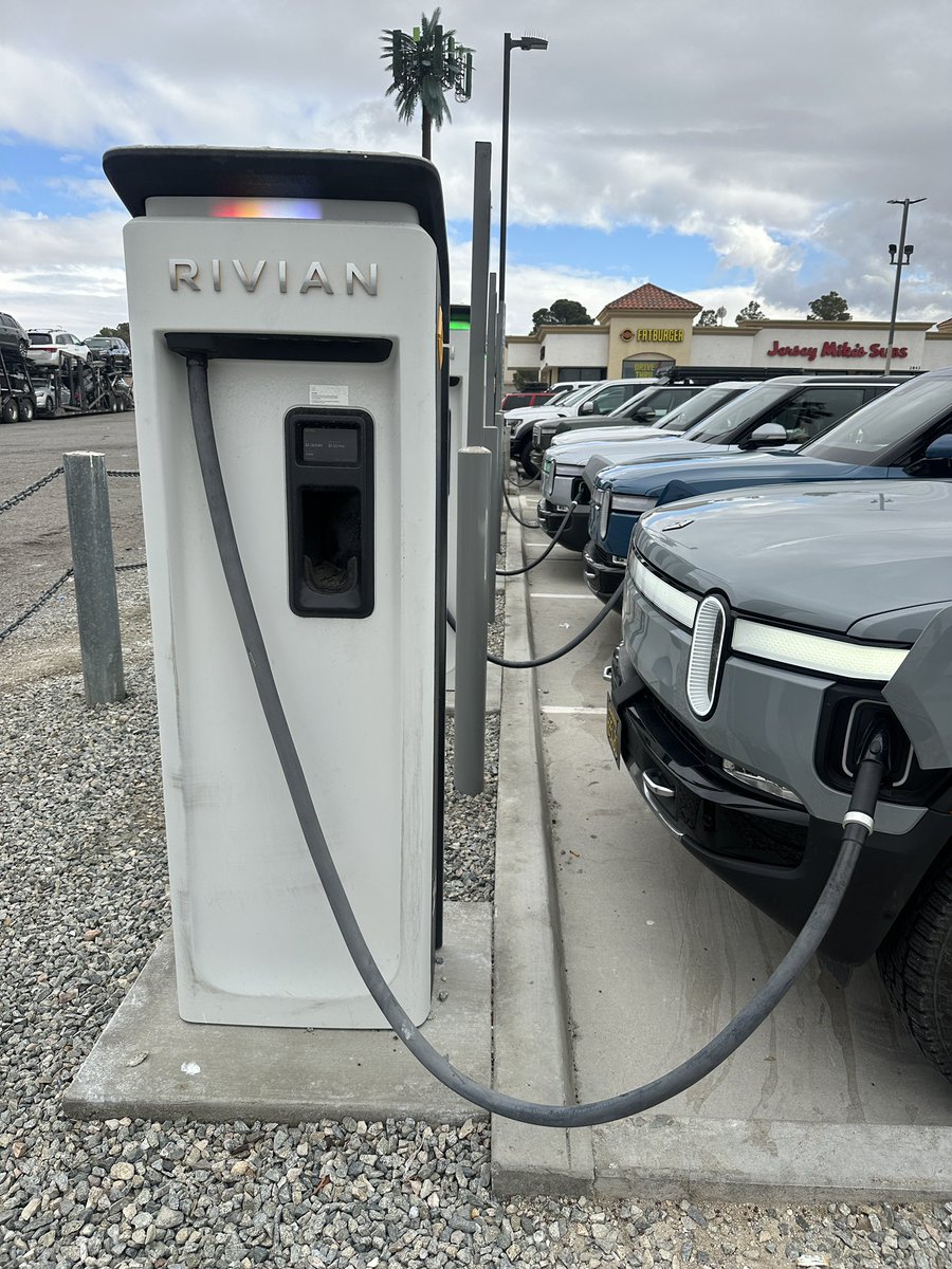 Final fast charge of our holiday road trip. @Rivian RAN in Barstow, CA was busy! Added 96 kWh in 59 minutes. 👌 Navigation originally estimated we’d get home with 49 miles of range remaining , pulled in with 80. @RateYourCharge