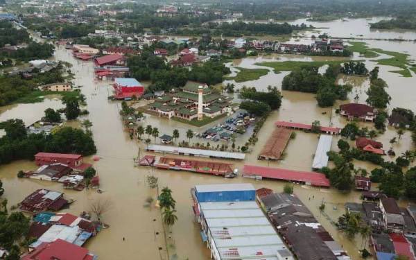 skumar176's tweet photo. Banjir buruk melanda negeri negeri di pantai Timur but ketua ketua sakau Bersatu dan @PASPusat khabarnya berada di Dubai nak gulingkan Unity Government di bawah @anwaribrahim https://t.co/HN4iAtrO1b