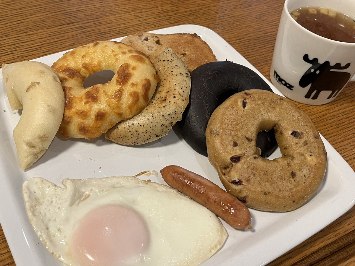 karuton3's tweet photo. 色んなベーグル🥯

今年もいっぱい美味しいもの食べて遊んだ！
やっぱり美味しいもの食べる事が何より幸せ💕　来年も変わらず食べて楽しむぞーーー！！ https://t.co/r0wj2B1J9Z