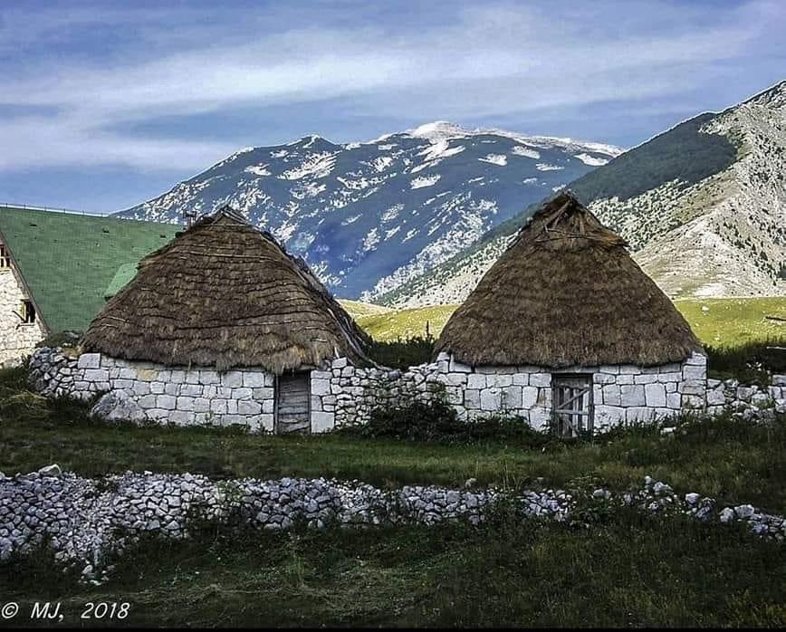 BosnianHistory's tweet photo. Čvrsnica Mountain stands proudly as one of the largest mountains in Bosnia and Herzegovina, boasting an impressive collection of 15 peaks soaring above 2000 meters 🇧🇦🏔️ https://t.co/m3ks3uJtbR