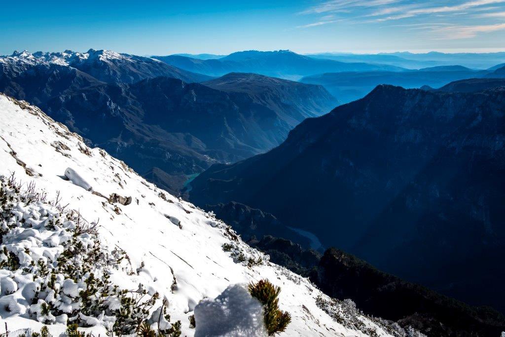 BosnianHistory's tweet photo. Čvrsnica Mountain stands proudly as one of the largest mountains in Bosnia and Herzegovina, boasting an impressive collection of 15 peaks soaring above 2000 meters 🇧🇦🏔️ https://t.co/m3ks3uJtbR