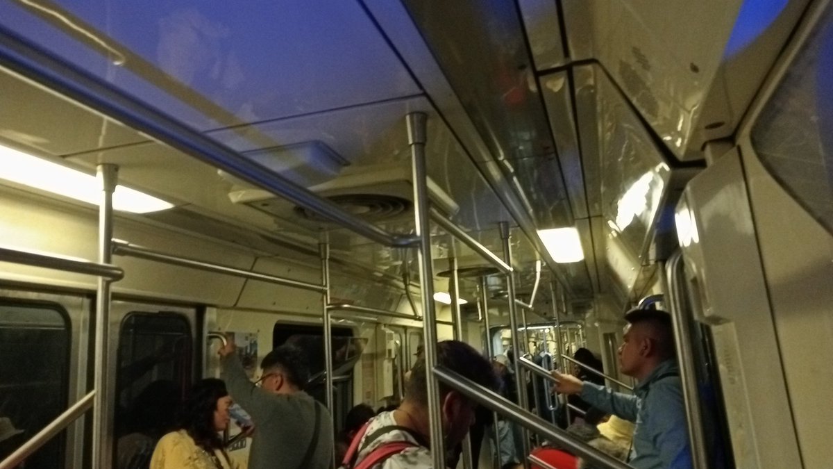 ONIX_GARCIA81's tweet photo. Puras fallas y nadie dice nada si va a llegar el convoy a la estacio barranca seguimos en espera a unos metros de llegar a la estación terminal Barranca del muerto línea 7 https://t.co/UXzdI7ltmC
