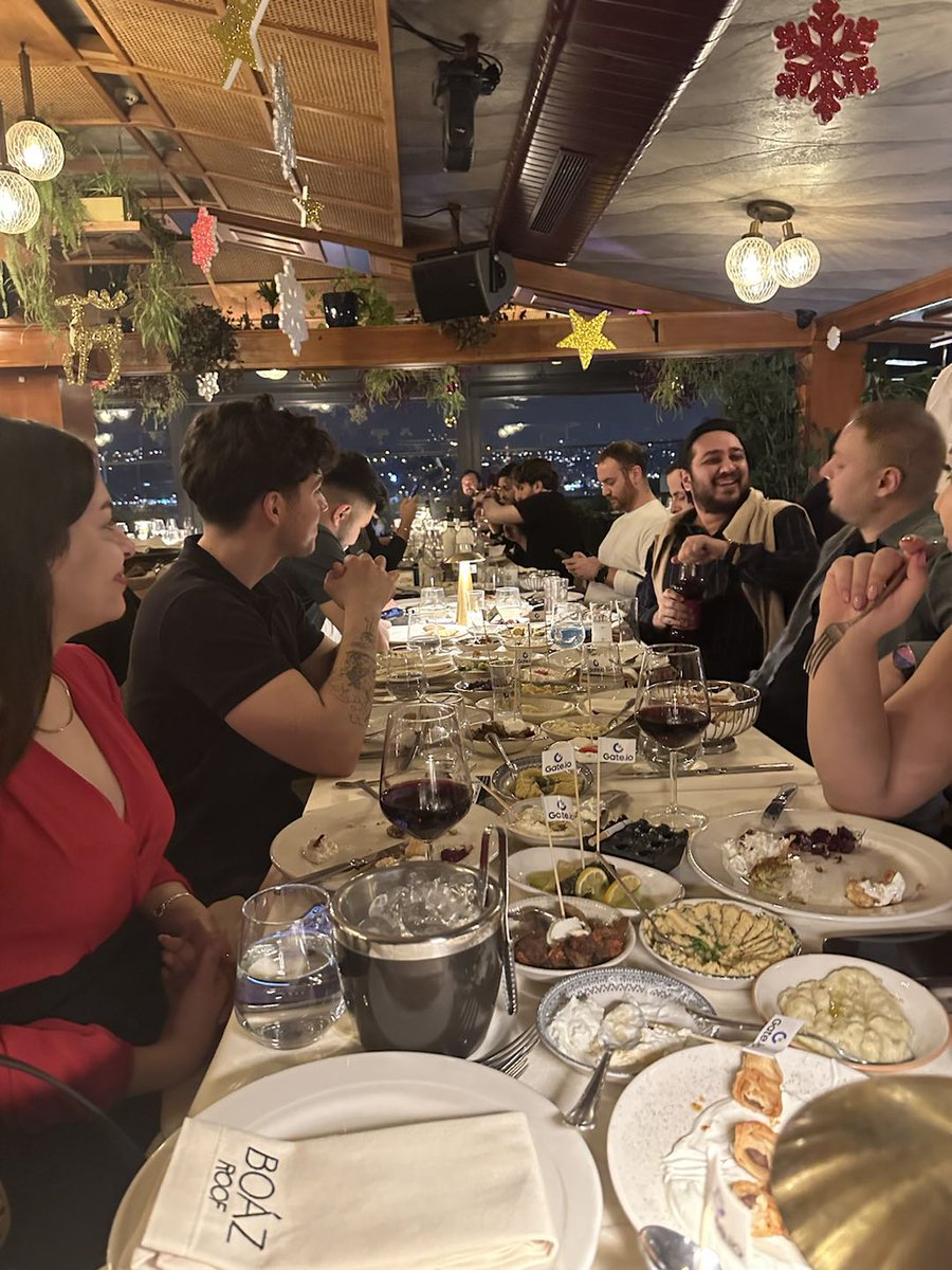 Gate_zh's tweet image. 🎉 @Gate_Turkce 2024 新年 KOL 晚宴圓滿舉行！

🥂 宾客们不僅享受了美味佳肴，還欣賞了娱乐表演，並有機會與 web3 社群的所有 KOL 互動和建立聯繫。❤️

#Gateio 感謝大家的光臨，期待在 web3 領域共同創新和成長！✨

#新年晚宴 #web3社群 #KOL互動 #共同成長 #Web3 #GateWeb3