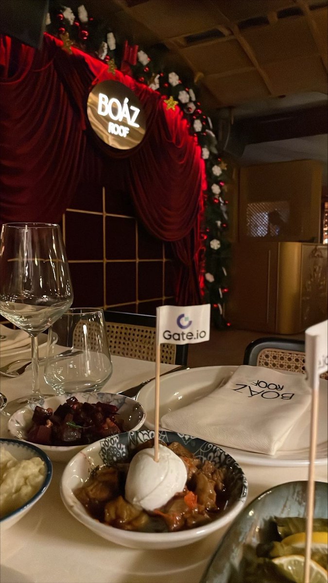 Gate_zh's tweet image. 🎉 @Gate_Turkce 2024 新年 KOL 晚宴圓滿舉行！

🥂 宾客们不僅享受了美味佳肴，還欣賞了娱乐表演，並有機會與 web3 社群的所有 KOL 互動和建立聯繫。❤️

#Gateio 感謝大家的光臨，期待在 web3 領域共同創新和成長！✨

#新年晚宴 #web3社群 #KOL互動 #共同成長 #Web3 #GateWeb3