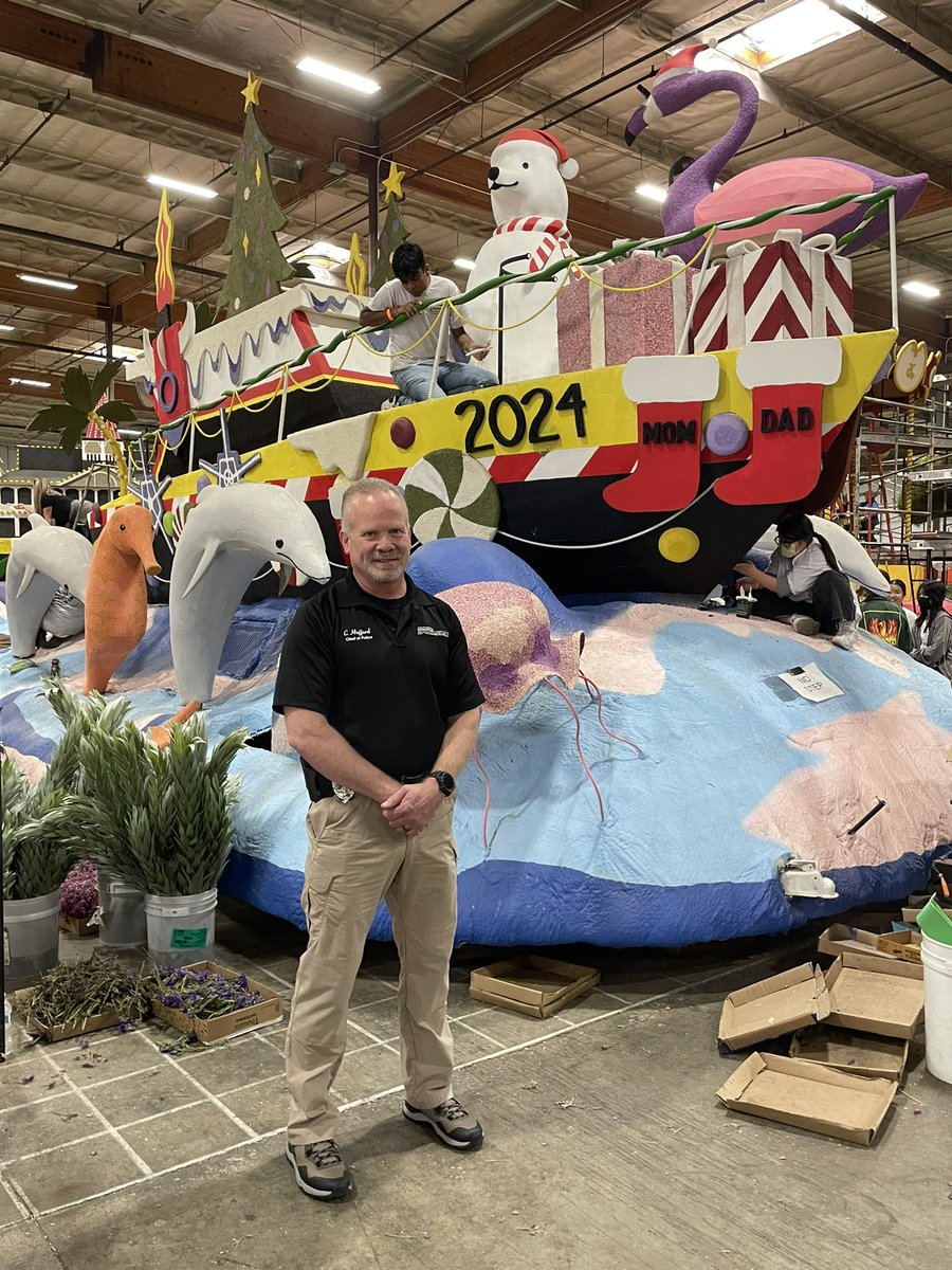 Chief Hofford caught a sneak peek of the incredible Rose Parade floats at Phoenix Floats! 🌹🚓 

We hope you have a wonderful New Year’s holiday with loved ones.

#RoseParade #CommunityPride #IrwindalePD